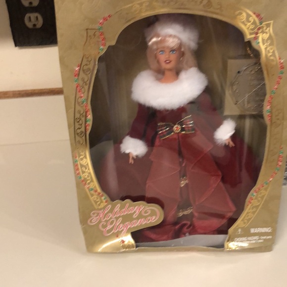 Holiday Elegance Barbie from 1999 TOYS R US Excel - Picture 3 of 3